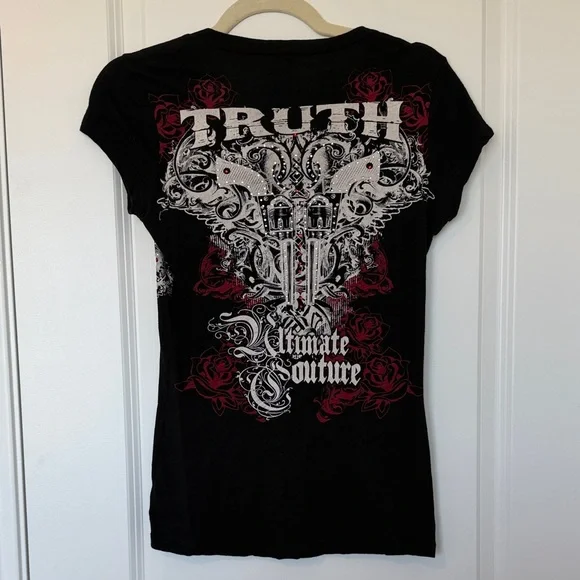 Elegant Black V-Neck Tee with Red and White Design - Picture 4 of 4